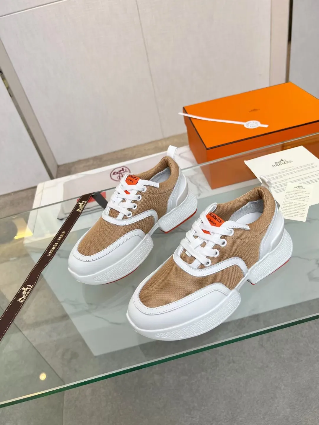 👟👟Ex-factory price 620👟👟 Men’s size +10 Hermès new slim waist for couples, first launched in North America, heightening-flowing shoes! The legs instantly look much thinner, the heels are 5CM high, and the new Hermès panda gigs bread shoes are so cute. The foot feels super comfortable and 100% made of Hermès special fabrics and Italian calfskin 1🆚1. Large 㡳 private mold sole, oversized shoe 㡳 decorated with geometric patterns to create a dynamic and fashionable style, soles Hermès orange! Female size 35-41 (35, 40, 41 can be customized and non-returnable) Male size 38-47 (38, 45, 46, 47 can be customized and non-refundable)